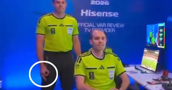 Trọng tài VAR World Cup 2026 gây tranh cãi với cử chỉ nghi phân biệt chủng tộc - hình ảnh - appxx88.vip
