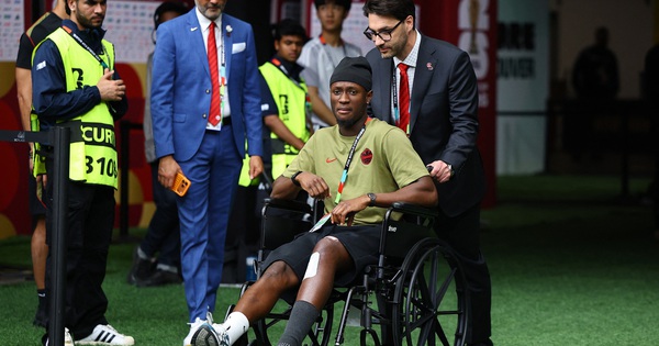 Tiền đạo Canada xuất hiện trên xe lăn sau chấn thương kinh hoàng, FIFA phạt nguội cực nặng sao Qatar - hình ảnh - appxx88.vip