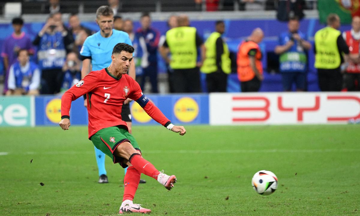 Cựu thủ quân Uruguay: ‘Họ sẽ giúp Ronaldo vô địch như đã làm với Messi’ - hình ảnh - appxx88.vip