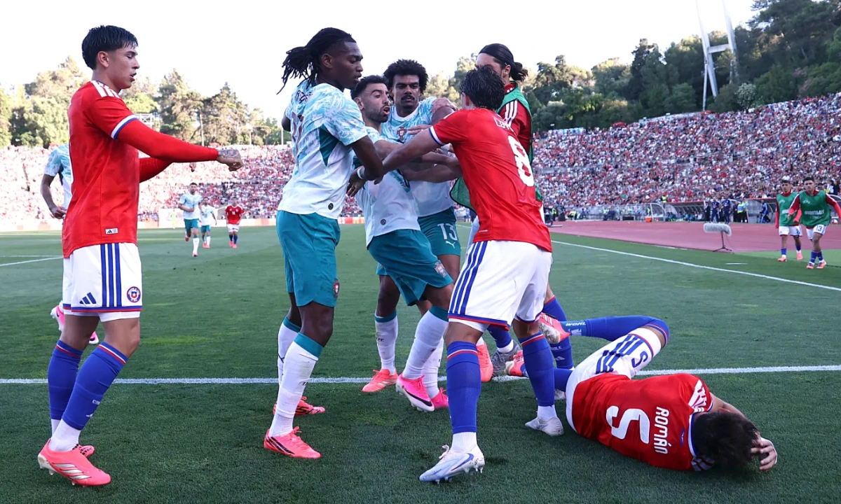 Tiền đạo Bồ Đào Nha tát đối thủ trong trận giao hữu trước World Cup - hình ảnh - appxx88.vip Tiền đạo Bồ Đào Nha tát đối thủ trong trận giao hữu trước World Cup - hình ảnh - appxx88.vip