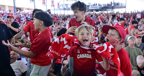 CĐV Canada mở hội sau chiến thắng lịch sử tại World Cup - hình ảnh - appxx88.vip CĐV Canada mở hội sau chiến thắng lịch sử tại World Cup - hình ảnh - appxx88.vip