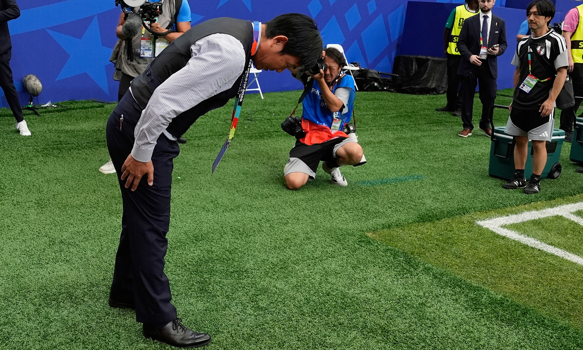 HLV Nhật Bản cúi đầu tri ân khán giả sau trận thua Brazil tại World Cup 2026 - hình ảnh - appxx88.vip