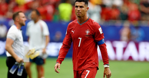 Ronaldo rời sân gây xôn xao: HLV Bồ Đào Nha lý giải do chưa quen quy trình World Cup - hình ảnh - appxx88.vip