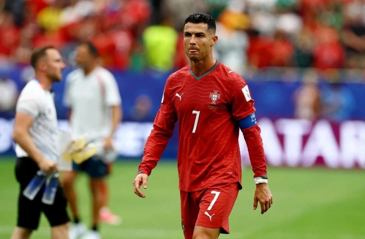 Cầu thủ CHDC Congo thừa nhận không kèm Ronaldo: Cơ hội cho fan cá cược tại XX88? - hình ảnh - appxx88.vip