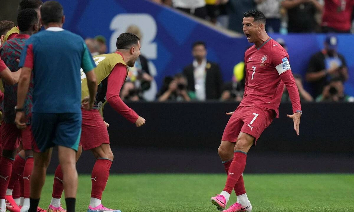 Ibrahimovic chê Ronaldo: ‘Cứ như vừa trở về từ hành tinh khác’ - hình ảnh - appxx88.vip