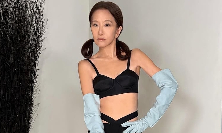 Vera Wang diện váy xuyên thấu, buộc tóc hai bên: Phong cách trẻ trung ở tuổi 77 - hình ảnh - appxx88.vip