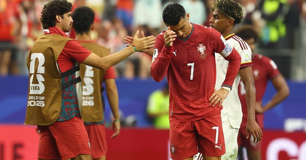 Ibrahimovic chê HLV Martinez không dám hy sinh Ronaldo, khiến Bồ Đào Nha bị loại cay đắng - hình ảnh - appxx88.vip